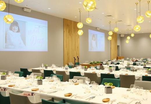 ENEKO Tokyo（エネコ東京）。披露宴会場。会場は104名まで収容可能。壁を使った映像演出も可能です