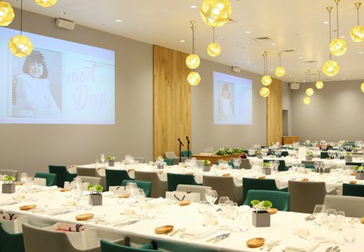 ENEKO Tokyo(エネコ東京)。披露宴会場。会場は104名まで収容可能。壁を使った映像演出も可能です
