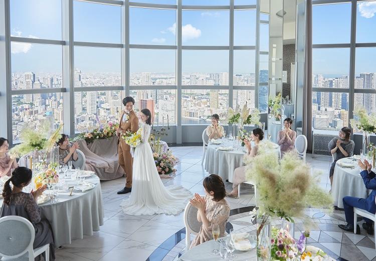 グランブリエ東京(GRAND BRILLER TOKYO)。披露宴会場。絶景をバックに記念撮影をするのもおすすめです
