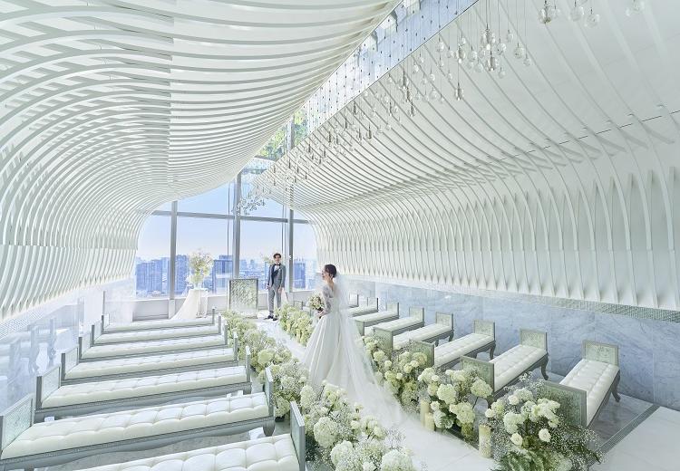 グランブリエ東京(GRAND BRILLER TOKYO)。挙式会場。天井高7mの広々とした空間で永遠の愛を誓います