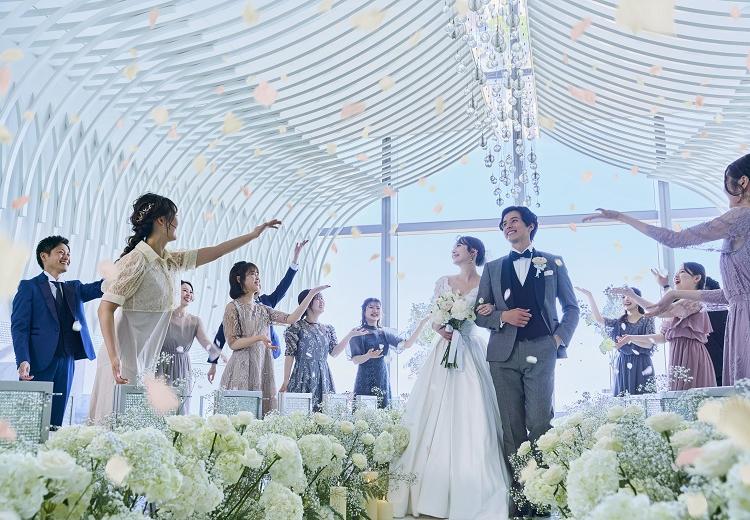 グランブリエ東京(GRAND BRILLER TOKYO)。挙式会場。フラワーシャワーの祝福はふたりをやさしく包み込みます