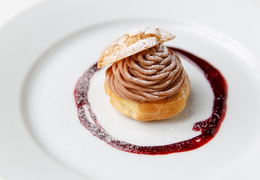 HOTEL EMANON(ホテルエマノン)。料理。コース最後のデザートまで、思わず見とれる美しい盛り付け