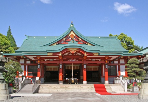 KIGI（キギ）。挙式会場。朱塗りの社殿が青空に美しく映える『日枝神社』
