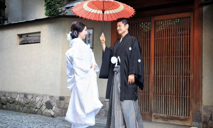 神楽坂 幸本。演出・小物。料亭入口の石畳でのロケーション撮影は和装や和傘がよく映えます
