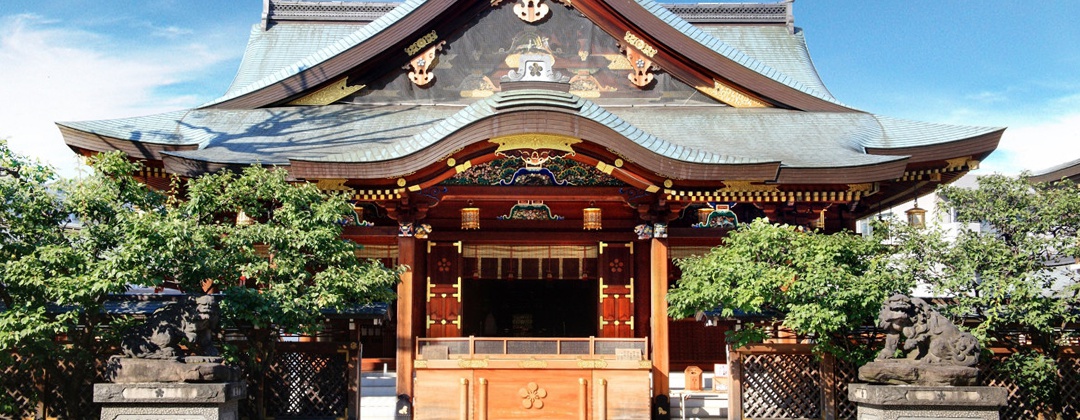 神楽坂 幸本。挙式会場。「学問の神様」で有名な菅原道真を祀る『湯島天満宮』。春には梅が美しく咲く境内で、両家の絆を結ぶ神前式を行えます