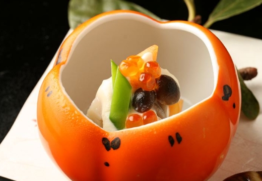 かぐら坂 志満金。料理。器選びや盛り付けなどに、料理人の繊細な美意識を感じられる逸品