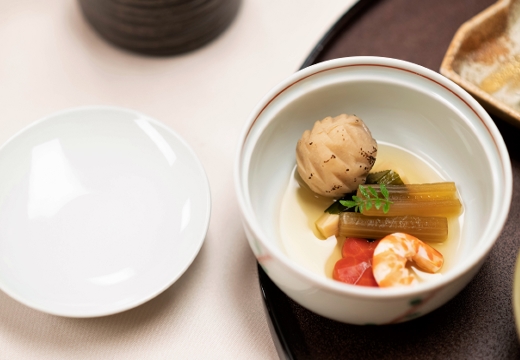 かぐら坂 志満金。料理。丁寧にひいたダシを用いた、上品な味わいの炊き合わせ