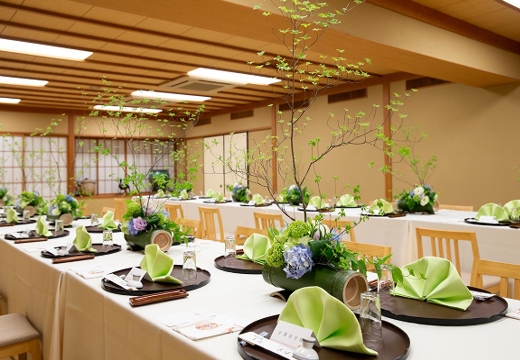 かぐら坂 志満金。披露宴会場。背の高い装花も映える、高さのある天井がゆとりある空間を演出