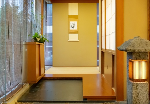 かぐら坂 志満金。披露宴会場。入口も老舗ならではの格調高い雰囲気が漂います