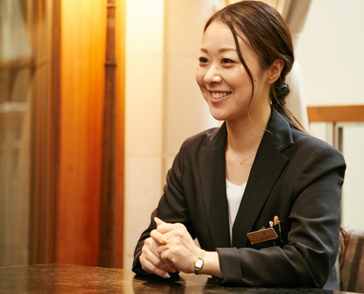 かぐら坂 志満金。スタッフ。爽やかな笑顔でふたりの話を聞いてくれるプランナー