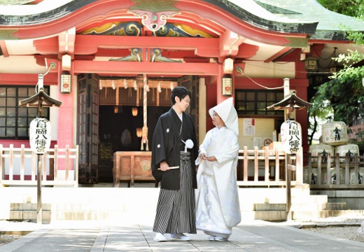 かぐら坂 志満金。挙式会場。赤い社殿が爽やかな緑に美しく映える『市谷亀岡八幡宮』