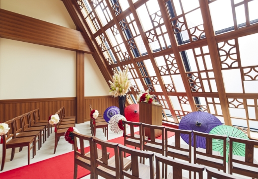 Chapel Kagura（チャペル神楽）。挙式会場。木目と自然光の温かみに満ちたアットホームな空間です