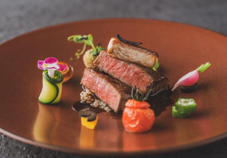 SUD restaurant TERAKOYA(スッド レストラン テラコヤ)。料理。柔らかな食感と芳醇な味わいに笑みがこぼれる厳選牛のステーキ