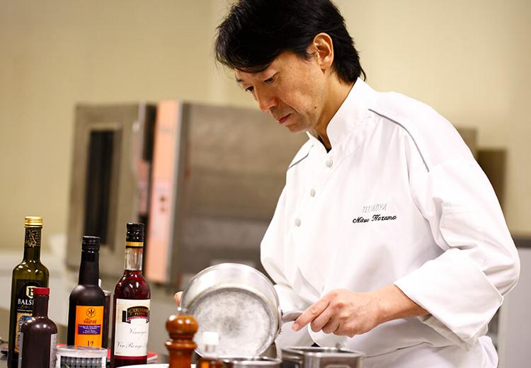 SUD restaurant TERAKOYA(スッド レストラン テラコヤ)。料理。こだわりぬいた料理でゲストをもてなすオーナーシェフの間氏