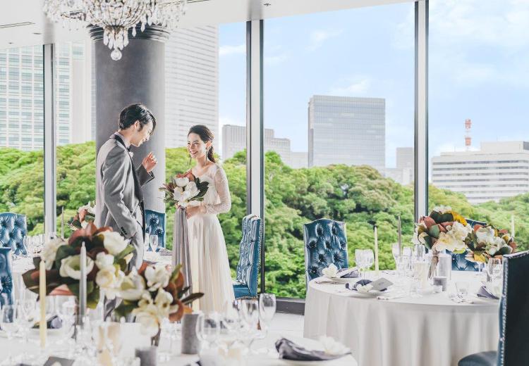SUD restaurant TERAKOYA(スッド レストラン テラコヤ)。披露宴会場。ガラス越しの緑が、ナチュラルな雰囲気を演出します