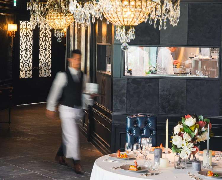 SUD restaurant TERAKOYA(スッド レストラン テラコヤ)。スタッフ。ゲストのオーダーに対して素早く対応してくれるサービススタッフ