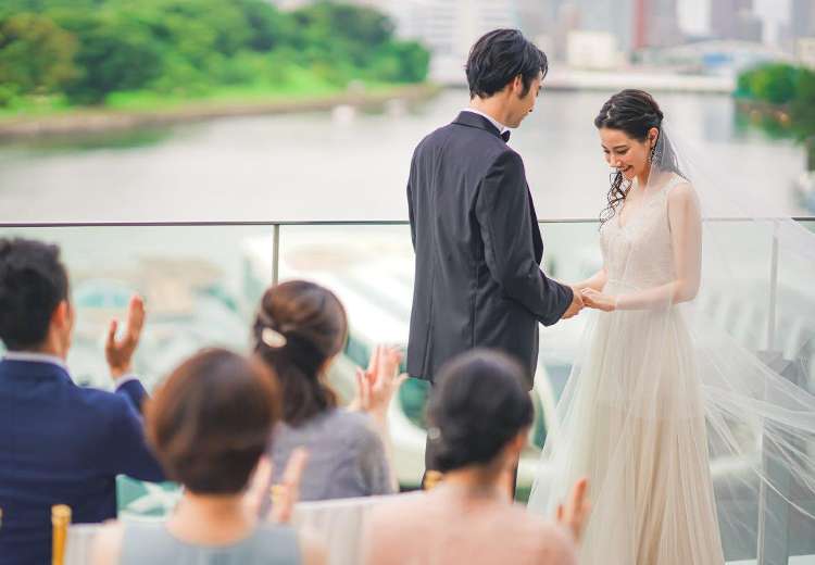 SUD restaurant TERAKOYA(スッド レストラン テラコヤ)。挙式会場。温かな拍手に包まれて、ふたりは新しい人生を歩み始めます