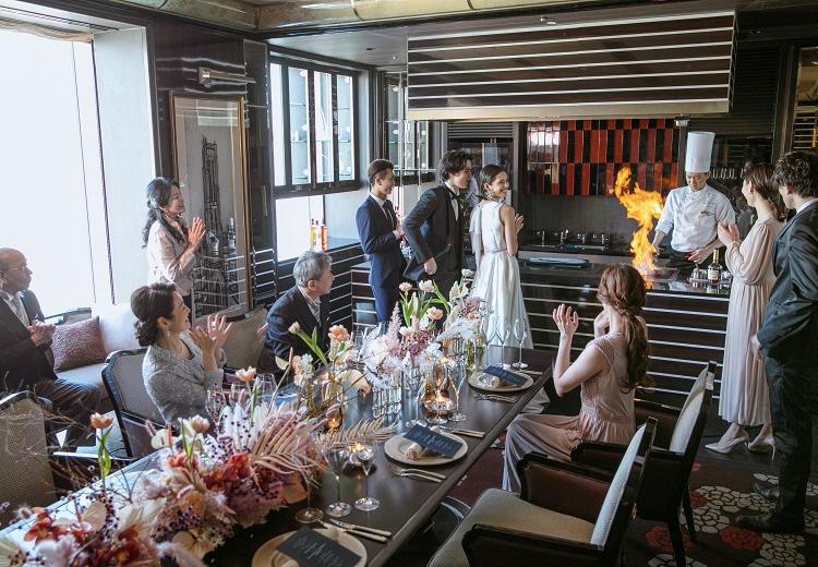 チャペル テンケイ アンド マリー(Chapel TENKEI & MARRY)。披露宴会場。目の前でシェフの調理を楽しめる贅沢な会場です