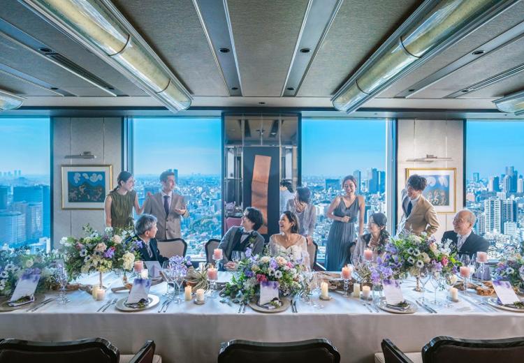 チャペル テンケイ アンド マリー(Chapel TENKEI & MARRY)。都心の景色が窓いっぱいに広がる非日常感に満ちた会場
