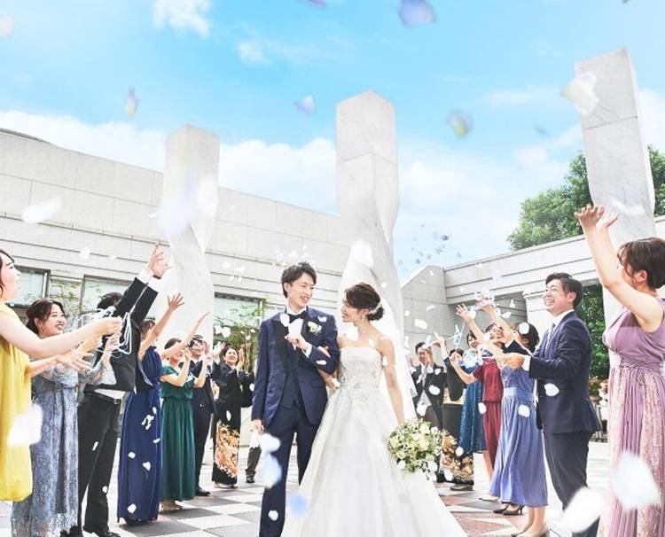 セントアクアチャペル表参道。演出・小物。陽光が降り注ぐ屋外を舞台に行うフラワーシャワーのセレモニー