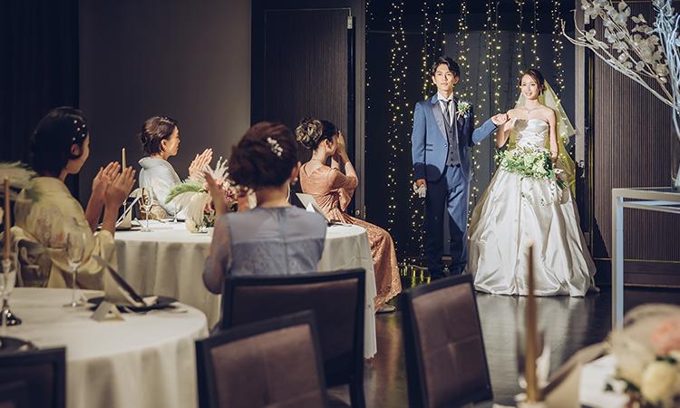 THE SAKAKI TOKYO(ザ サカキ トウキョウ)。演出・小物。燦めくイルミネーションがロマンチックな雰囲気を演出する新郎新婦入場