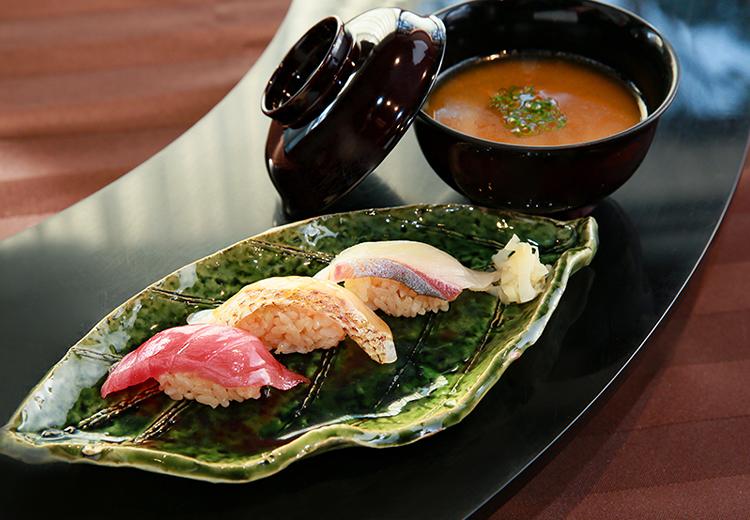 THE SAKAKI TOKYO（ザ サカキ トウキョウ）。料理。江戸前のにぎり寿司や味噌汁など、伝統的な日本料理も用意可能