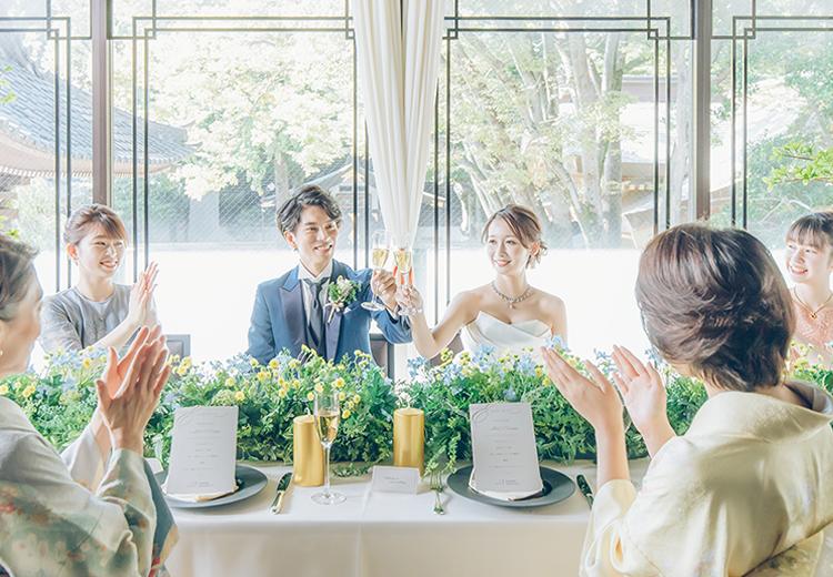 THE SAKAKI TOKYO(ザ サカキ トウキョウ)。披露宴会場。窓から注ぐ陽光に包まれ、ゲストと上質な時間が過ごせます
