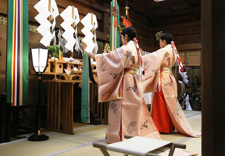 THE SAKAKI TOKYO(ザ サカキ トウキョウ)。挙式会場。新郎新婦の幸せな結婚を祈り、巫女が「浦安の舞」を披露します