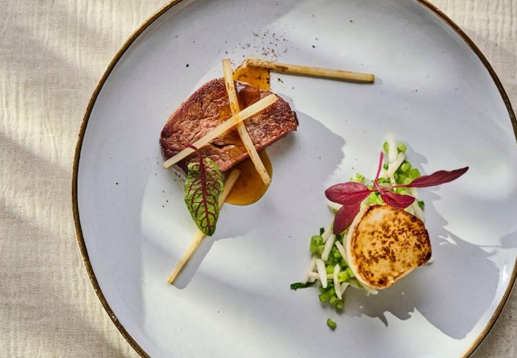 Central Terrace TOKYO(セントラル テラス 東京)。料理。素材にこだわり、肉だけでなく添えられた野菜も主役になる料理