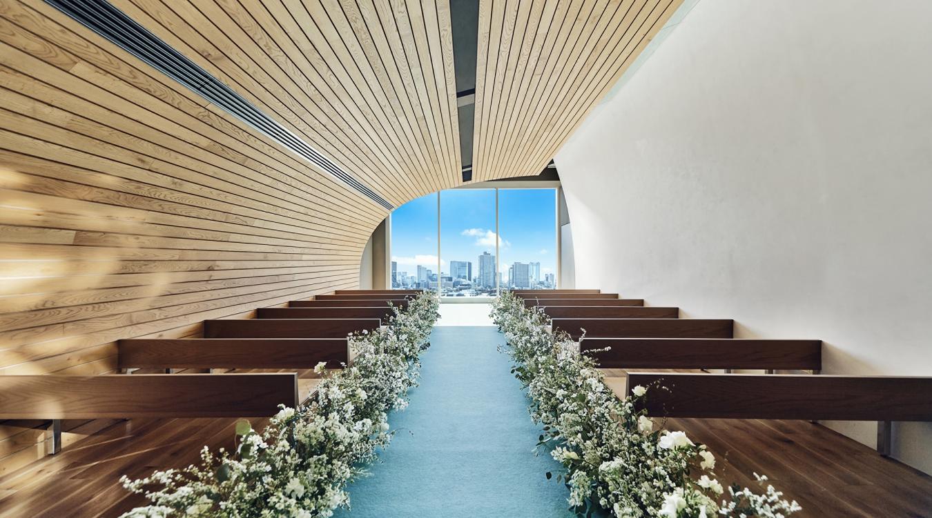 Central Terrace TOKYO(セントラル テラス 東京)。木・土・陽光といった自然のマテリアルを使ってデザインされたチャペル。ブルーのバージンロードの先には東京の空と街並みを一望