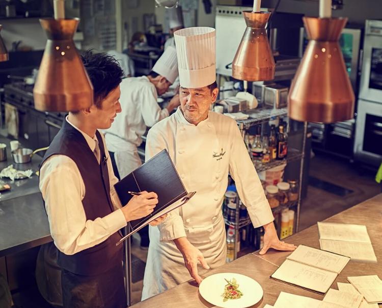 Central Terrace TOKYO(セントラル テラス 東京)。スタッフ。経験と想いを込めて料理を監修するグランシェフの上條氏