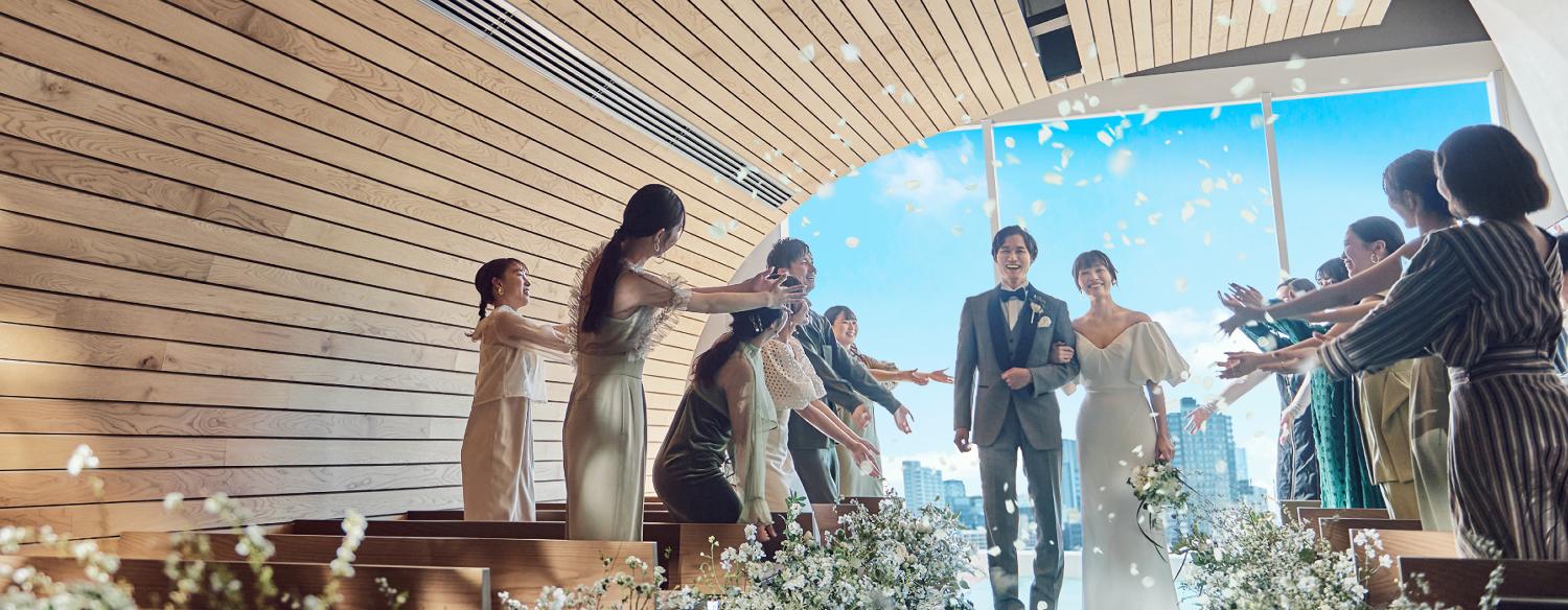 Central Terrace TOKYO(セントラル テラス 東京)。挙式会場。最大100名まで着席できるチャペル『Sky Way』。東京の空と一体となっているかのような幻想的な空間です