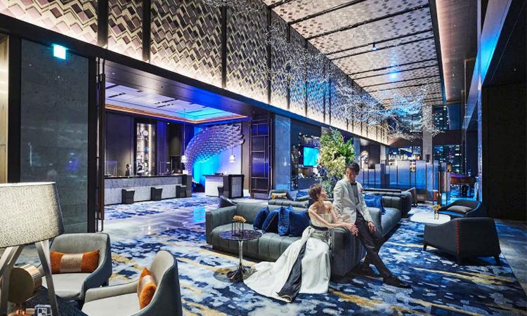 メズム東京、オートグラフ コレクション(ARTERNO WEDDINGS)。アクセス・ロケーション。モダンでスタイリッシュな内装が非日常感を演出するホテルのロビー