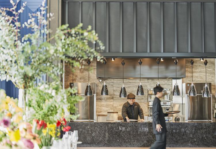 メズム東京、オートグラフ コレクション(ARTERNO WEDDINGS)。料理。レストランのオープンキッチンから出来立ての料理を提供