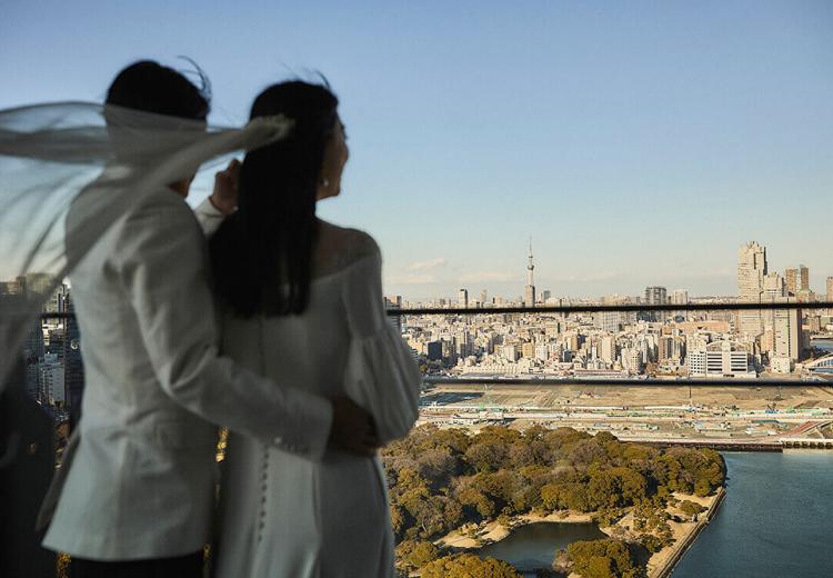 メズム東京、オートグラフ コレクション(ARTERNO WEDDINGS)。披露宴会場。テラスからは東京ベイと浜離宮恩賜庭園の景色を一望