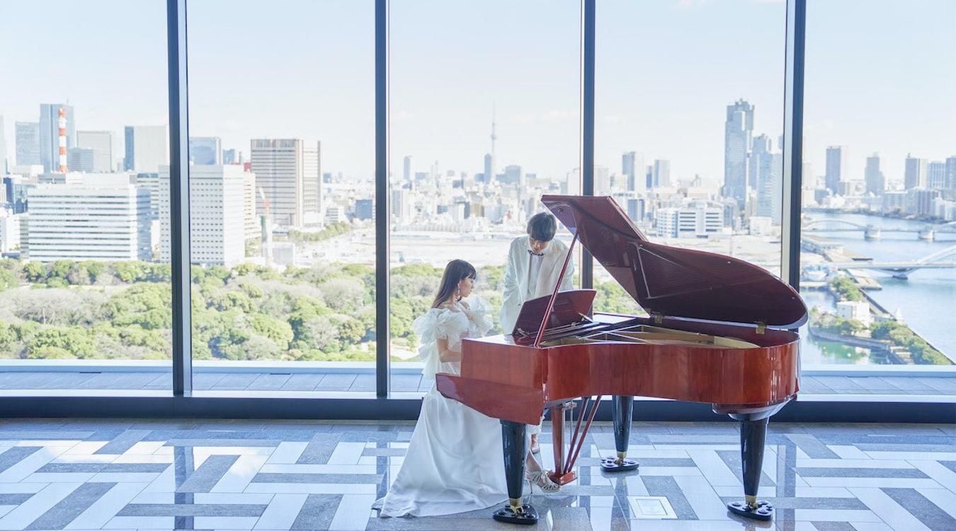 メズム東京、オートグラフ コレクション(ARTERNO WEDDINGS)。東京ベイや浜離宮恩賜庭園の景色が窓いっぱいに広がる贅沢なロケーション。婚礼料理はビストロミースタイルのフランス料理を用意