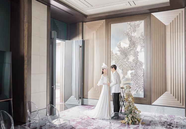 メズム東京、オートグラフ コレクション(ARTERNO WEDDINGS)。挙式会場。上品で優美な印象のラウンジがふたりの誓いの場に