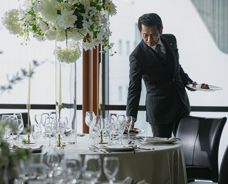 CITY CLUB OF TOKYO（シティ クラブ オブ 東京）。スタッフ。当日ふたりに代わってゲストをもてなすサービススタッフ