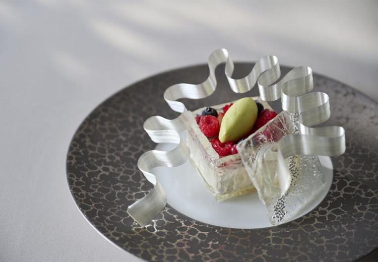 OPERAHOUSE 東京(オペラハウス 東京)。料理。思わず見とれてしまう、芸術的な盛り付けのデザート