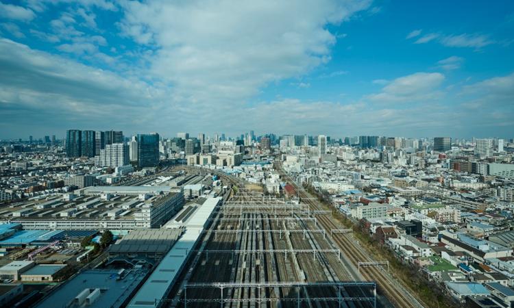 The TRAVELERS HOUSE ROOFTOP BAR(ザ トラベラーズハウス ルーフトップバー)。アクセス・ロケーション。JR大井町駅ならではの車両基地を望む、高層階からのパノラマビューが自慢