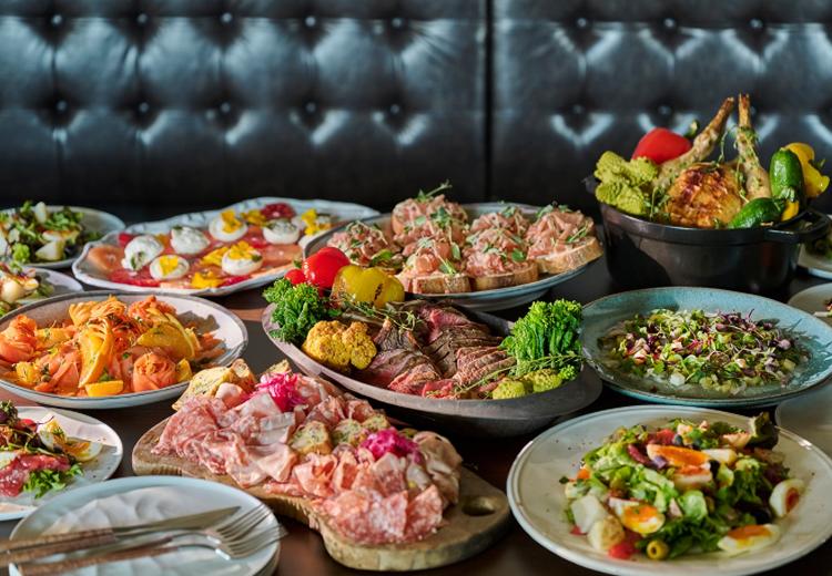The TRAVELERS HOUSE ROOFTOP BAR(ザ トラベラーズハウス ルーフトップバー)。料理。焼く・蒸すのシンプルな調理法で素材本来の味を楽しめます