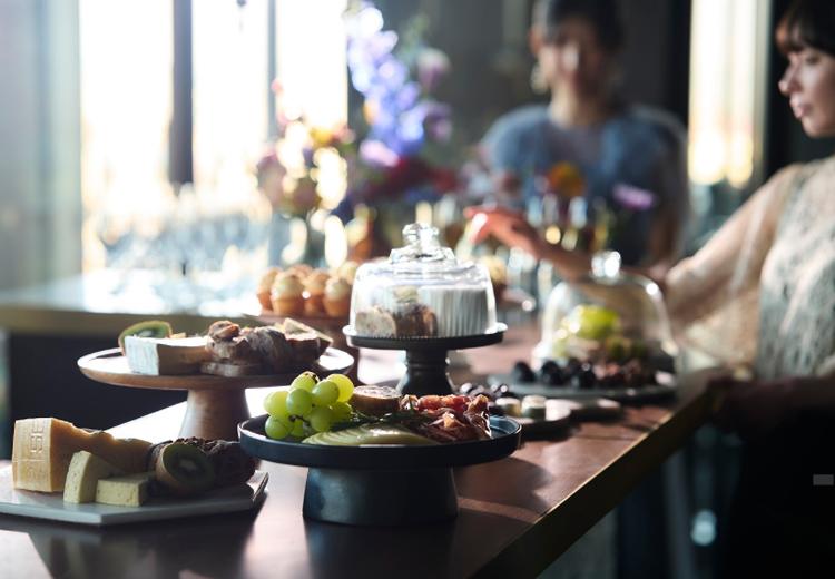 The TRAVELERS HOUSE ROOFTOP BAR(ザ トラベラーズハウス ルーフトップバー)。料理。デザートやチーズなどを盛り込んだビュッフェも提供可能