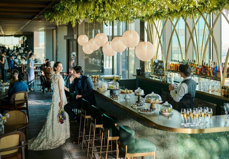 The TRAVELERS HOUSE ROOFTOP BAR(ザ トラベラーズハウス ルーフトップバー)。披露宴会場。バーカウンター付きのスタイリッシュな空間が魅力