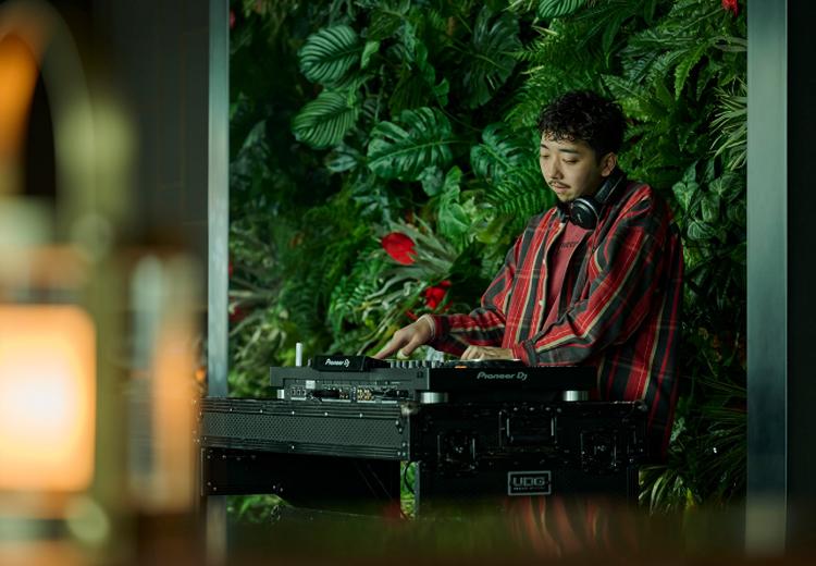 The TRAVELERS HOUSE ROOFTOP BAR(ザ トラベラーズハウス ルーフトップバー)。披露宴会場。パーティーの雰囲気に合わせて曲を選んでくれるDJ