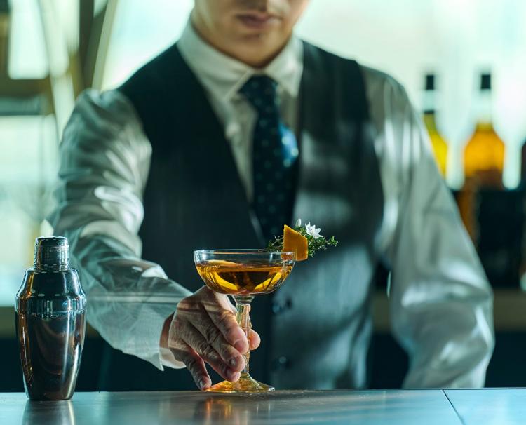 The TRAVELERS HOUSE ROOFTOP BAR(ザ トラベラーズハウス ルーフトップバー)。スタッフ。バーテンダーがオリジナルのレシピでカクテルを作ってくれます