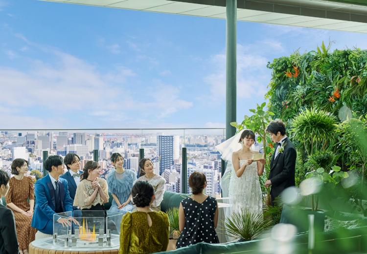 The TRAVELERS HOUSE ROOFTOP BAR(ザ トラベラーズハウス ルーフトップバー)。挙式会場。どこまでも続く青空と都内の景色を一望する贅沢な空間