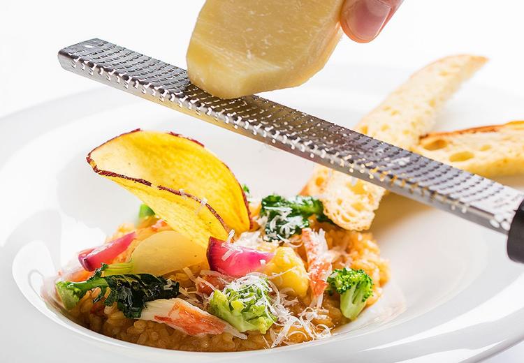 ザ クラブ オブ エクセレント コースト(The Club of EXCELLENT COAST)。料理。五感で楽しめる工夫が凝らされた料理を味わえます