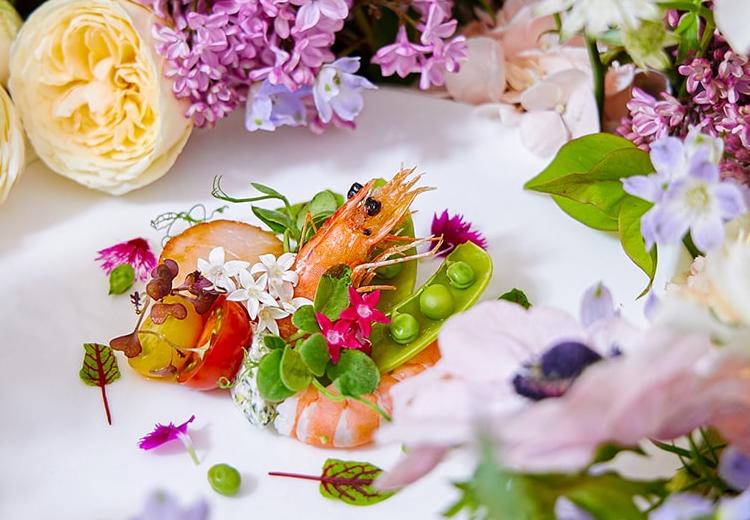 ザ クラブ オブ エクセレント コースト(The Club of EXCELLENT COAST)。料理。エディブルフラワーを使った華やかな一皿がゲストを魅了