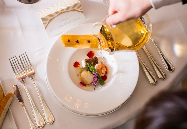 ザ クラブ オブ エクセレント コースト(The Club of EXCELLENT COAST)。料理。ゲストの目の前で料理が完成する「スープパフォーマンス」