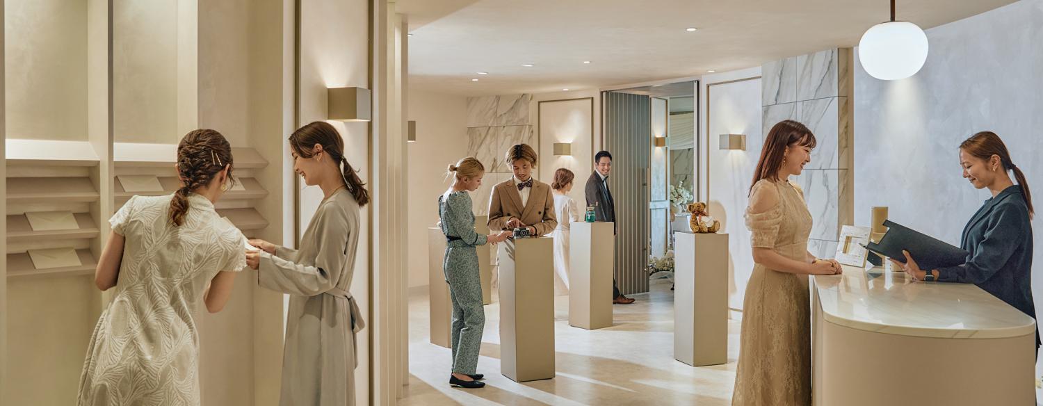 MARINE TOWER WEDDING（マリンタワー ウエディング）。演出・小物。ウェルカムスペースには「レターギャラリー」や「人生の展示台」が。ゲストがふたりのルーツを辿るところから結婚式が始まります